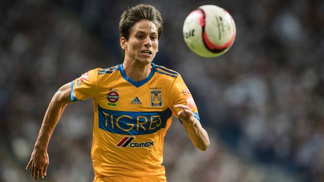 Damm corre por una pelota.