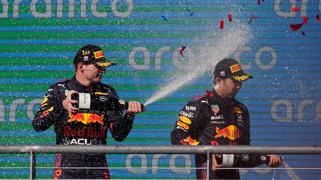 Checo Pérez celebra un podio en la Fórmula 1