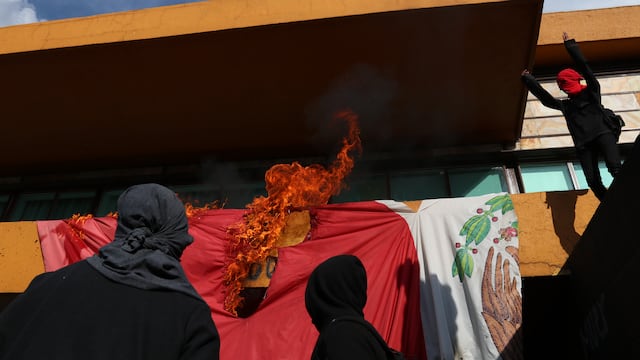 Quema de la Bandera Nacional frente a Rectoría de Ciudad Universitaria (CU).