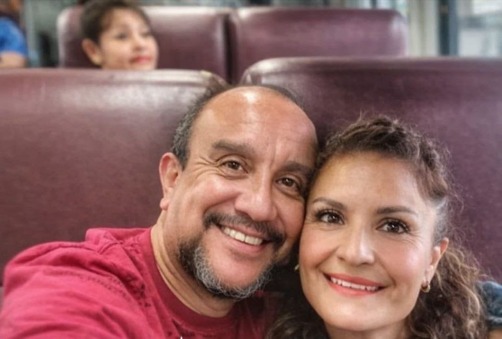 Israel Gallegos Soto con su esposa Karla Leyva.