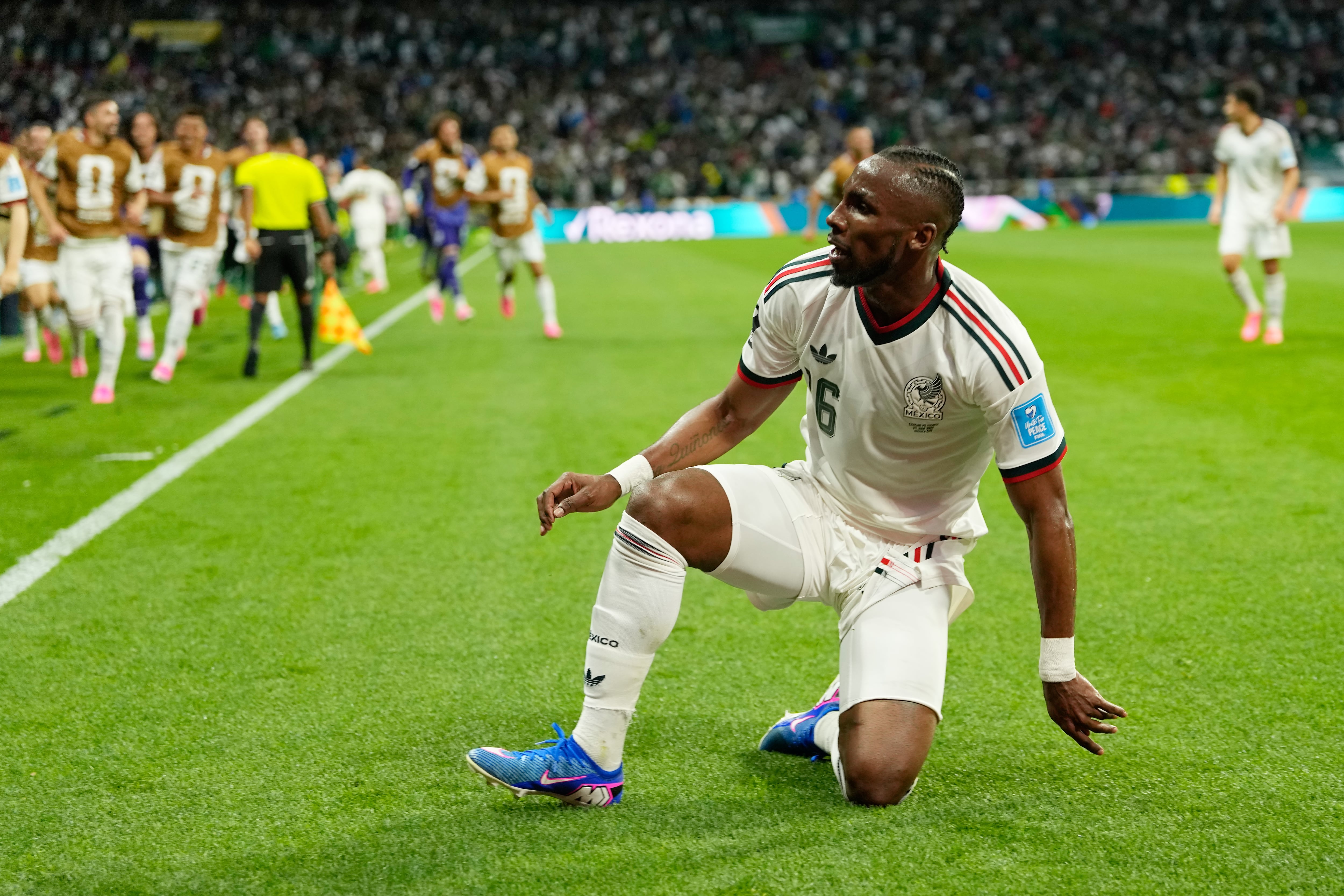 Histórico: Julián Quiñones iguala a Chicharito con dos goles en un mismo Mundial.
