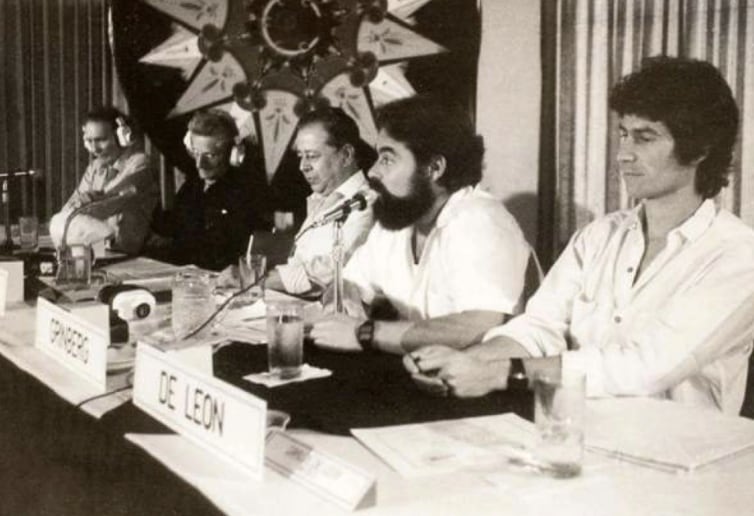 Jacobo Grinberg, cuarto de izquierda a derecha