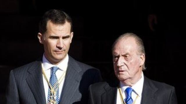 Juan Carlos de Borbón, el rey que condujo España de la dictadura a la democracia, anunció el lunes la abdicación en su hijo Felipe de Borbón. Foto/AP
