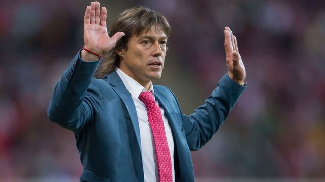 Almeyda en el banco tapatío.