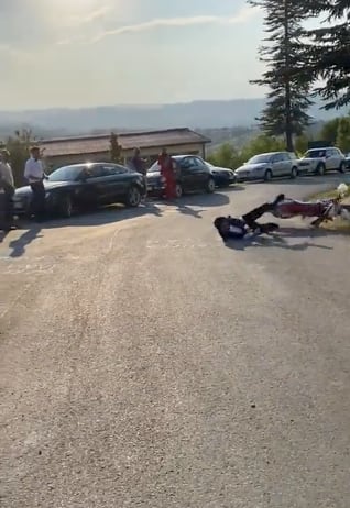 Novio se cae de la moto en la boda