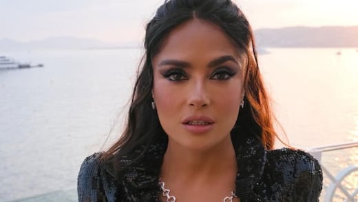 Salma Hayek da cátedra de elegancia con el vestido negro más sencillo del verano