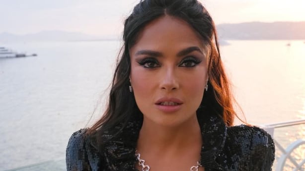 Salma Hayek da cátedra de elegancia con el vestido negro más sencillo del verano