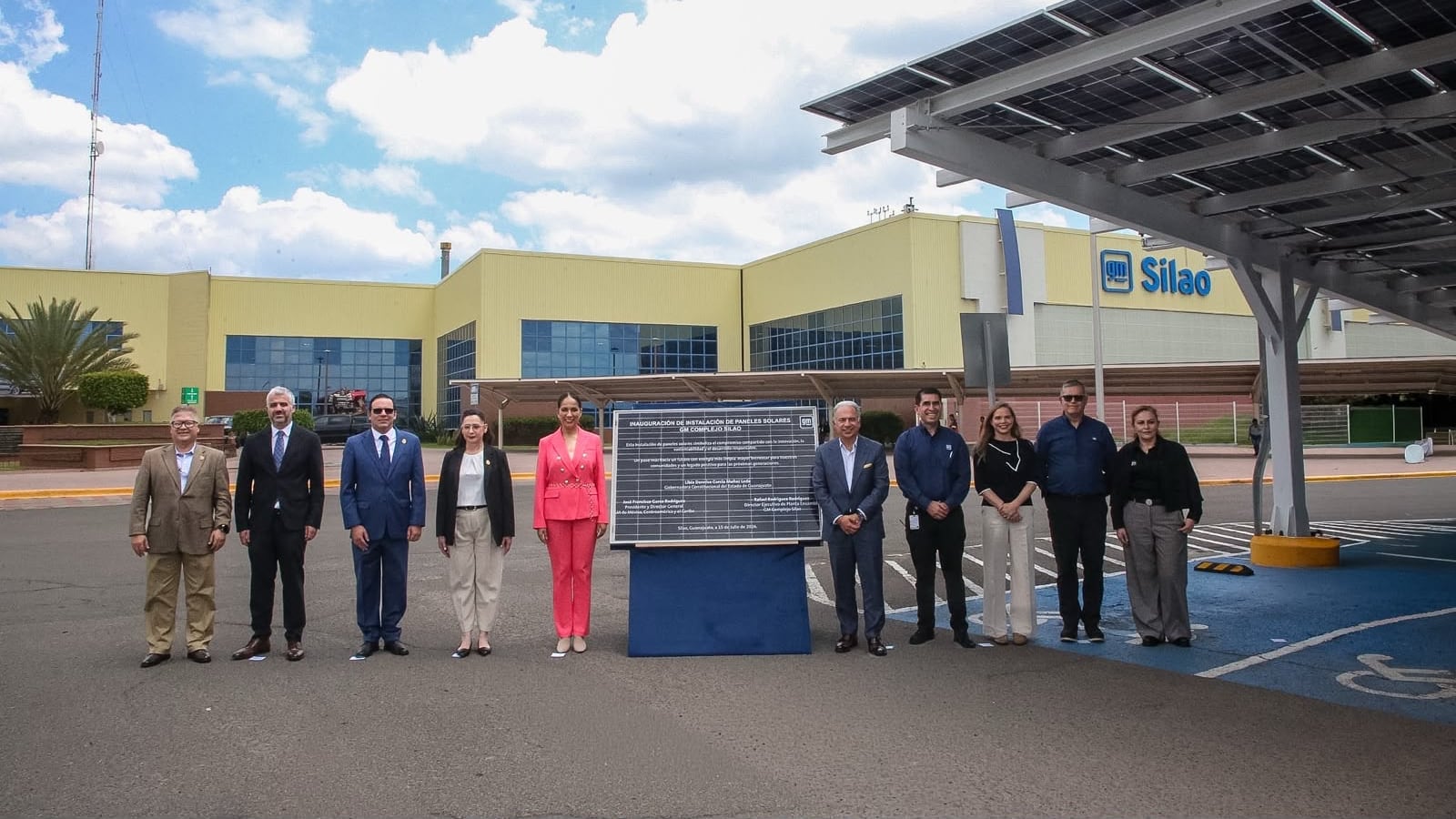 Libia Dennise inaugura paneles solares en General Motors Silao y arranca canje de armas 2026
