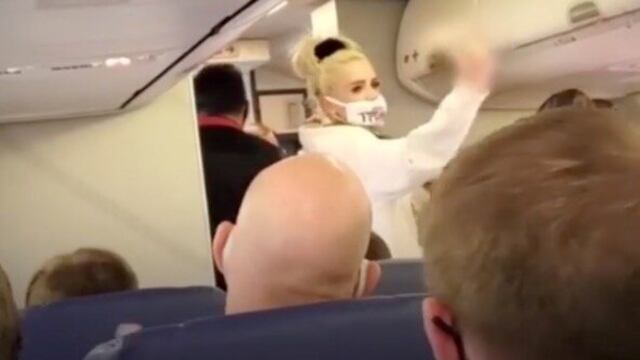 Pasajera expulsada de avión