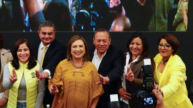 Xóchitl Gálvez, coordinadora del Frente Amplio por México, realizó su registro como precandidata presidencial en la sede nacional del PRD