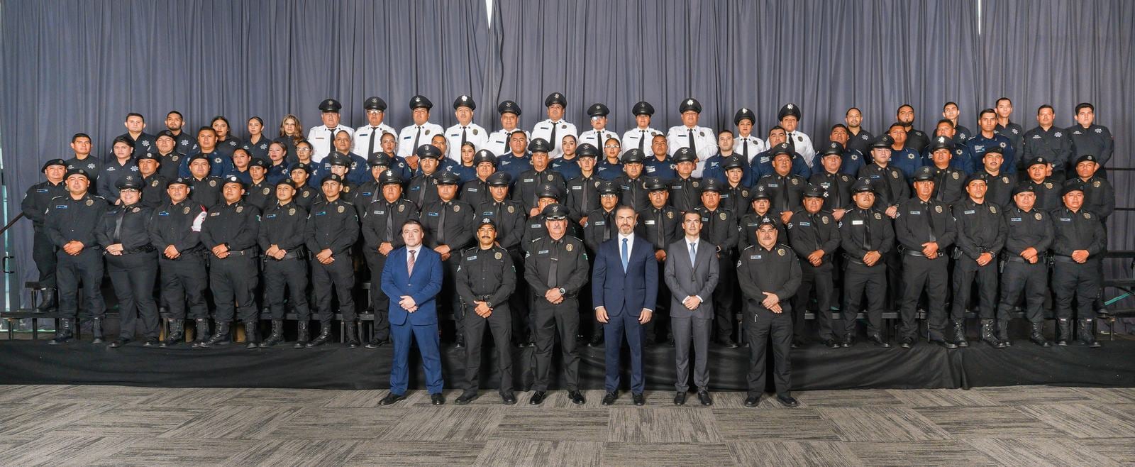 Adrián de la Garza entrega 281 condecoraciones a policías de Monterrey