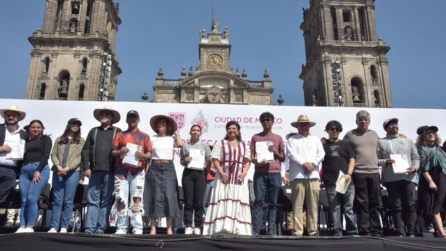 Entrega de beca de transporte a estudiantes universitarios