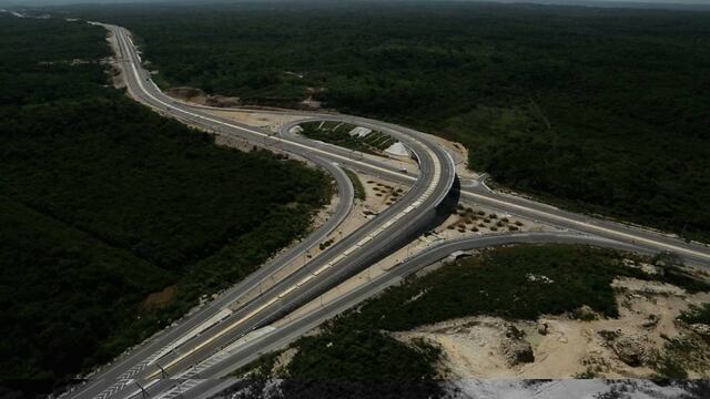 El presidente de la República inauguró la ampliación del Periférico de Campeche, de 26 kilómetros de longitud.