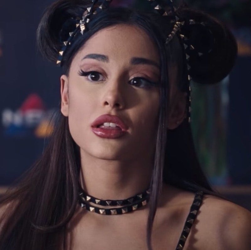 Riley Bina por Ariana Grande