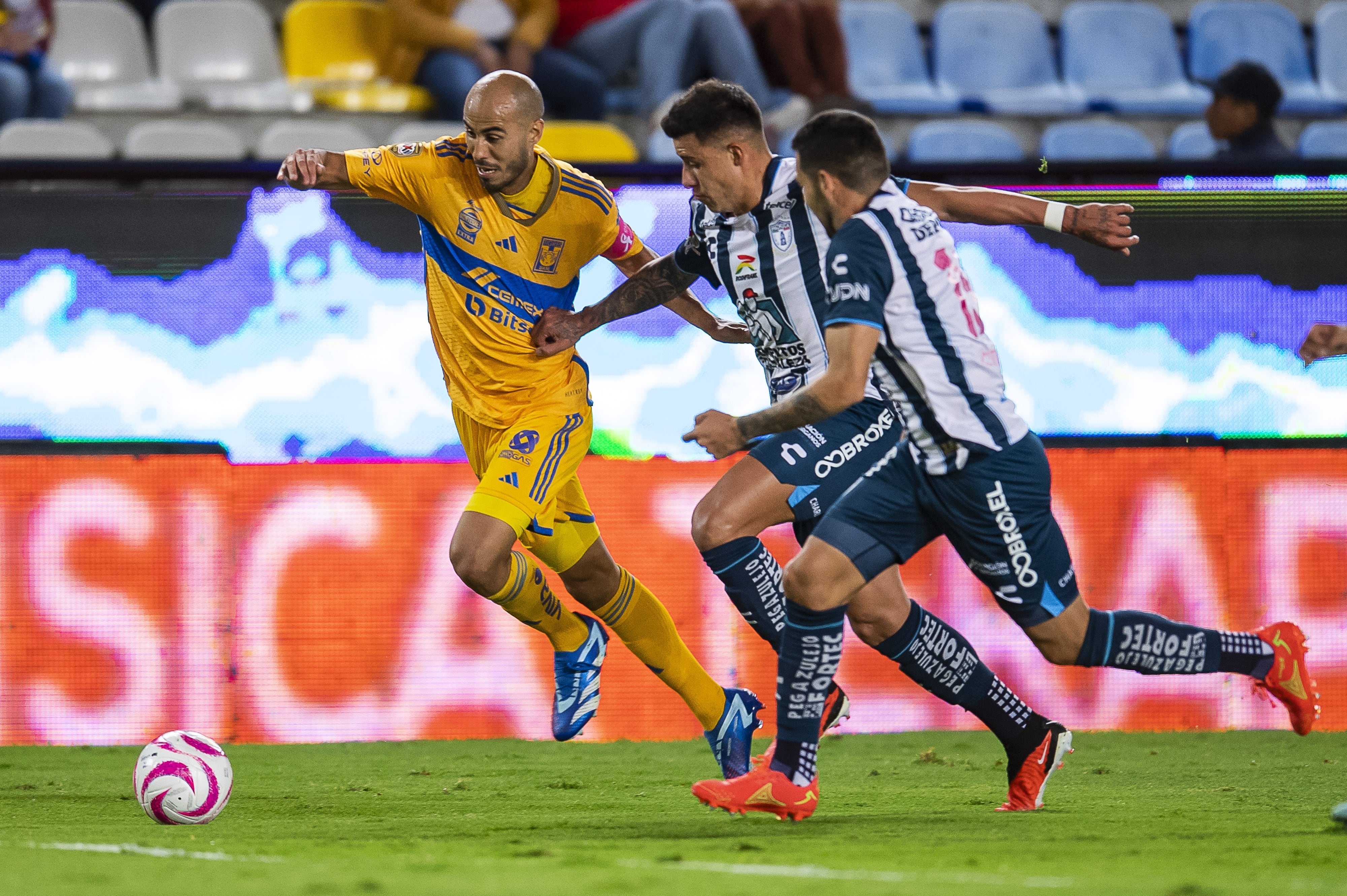 (L-R), Guido Pizarro of Tigres e Illian Hernandez of Pachuca during the game Pachuca vs Tigres UANL, corresponding to Round 12 of the Torneo Apertura 2023 of the Liga BBVA MX, at Hidalgo Stadium, on October 07, 2023.
<br><br>
(I-D), Guido Pizarro de Tigres e Illian Hernandez of Pachuca durante el partido Pachuca vs Tigres UANL, correspondiente a la Jornada 12 del Torneo Apertura 2023 de la Liga BBVA MX, en el Estadio Hidalgo, el 07 de Octubre de 2023.