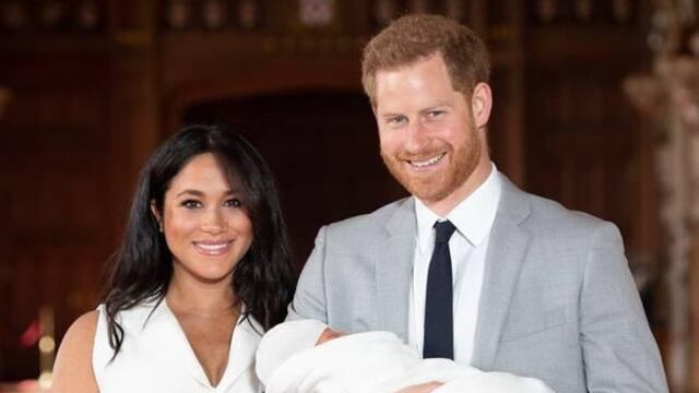 Meghan y Harry cargan a su hijo Archie.