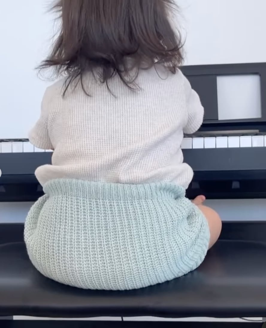 Inti, la hija de Christian Nodal y Cazzu, está aprendiendo a tocar el piano