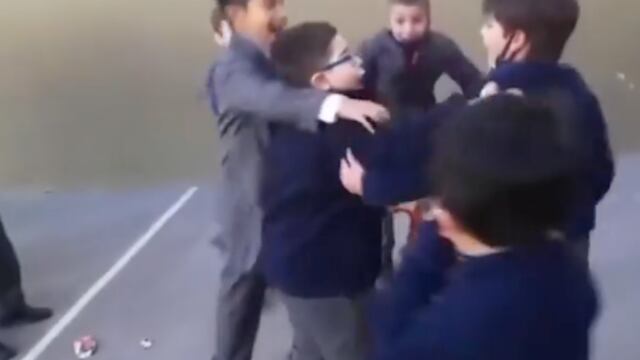 Niños jugando futbol