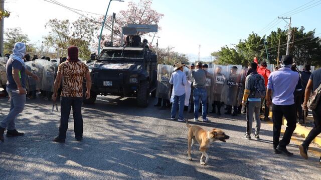 Represión contra padres de los 43.