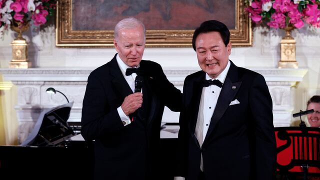 Yoon Suk Yeol, presidente de Corea del Sur, canta un clásico en cena con Joe Biden