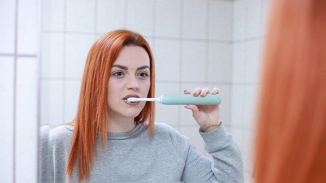 Cepillarse los dientes reduce el riesgo de padecer diabetes, afirma estudio