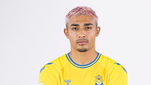 Julián Araujo debutó como defensa del Celtic