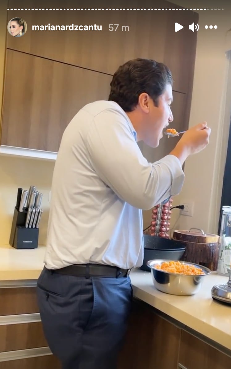 Samuel García prueba arroz rojo de Mariana Rodríguez