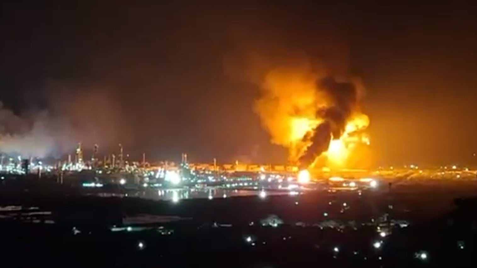 Video capta el momento de la explosión en la refinería de Pemex en Salina Cruz