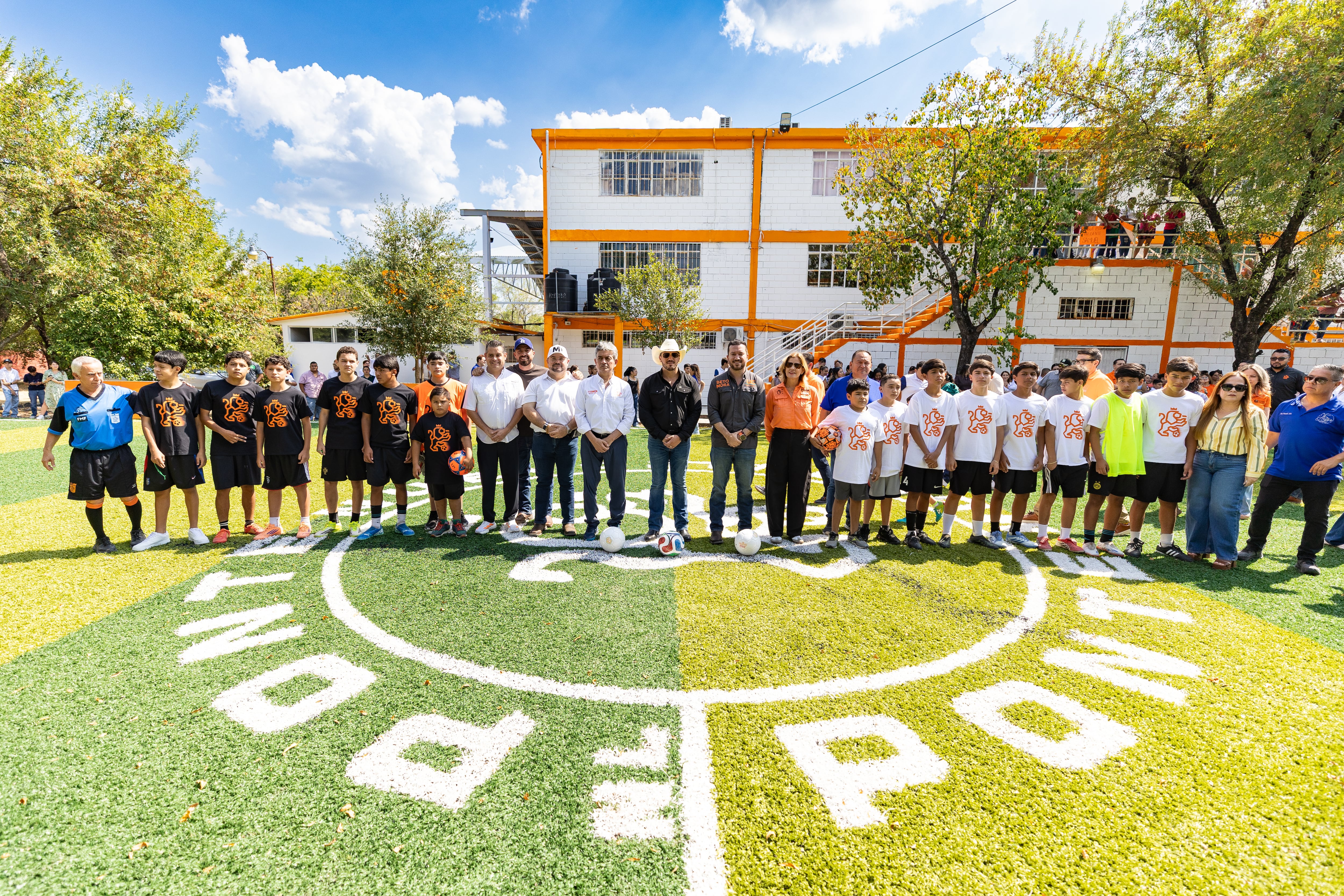Samuel García fortalece infraestructura deportiva y educativa en zona citrícola.