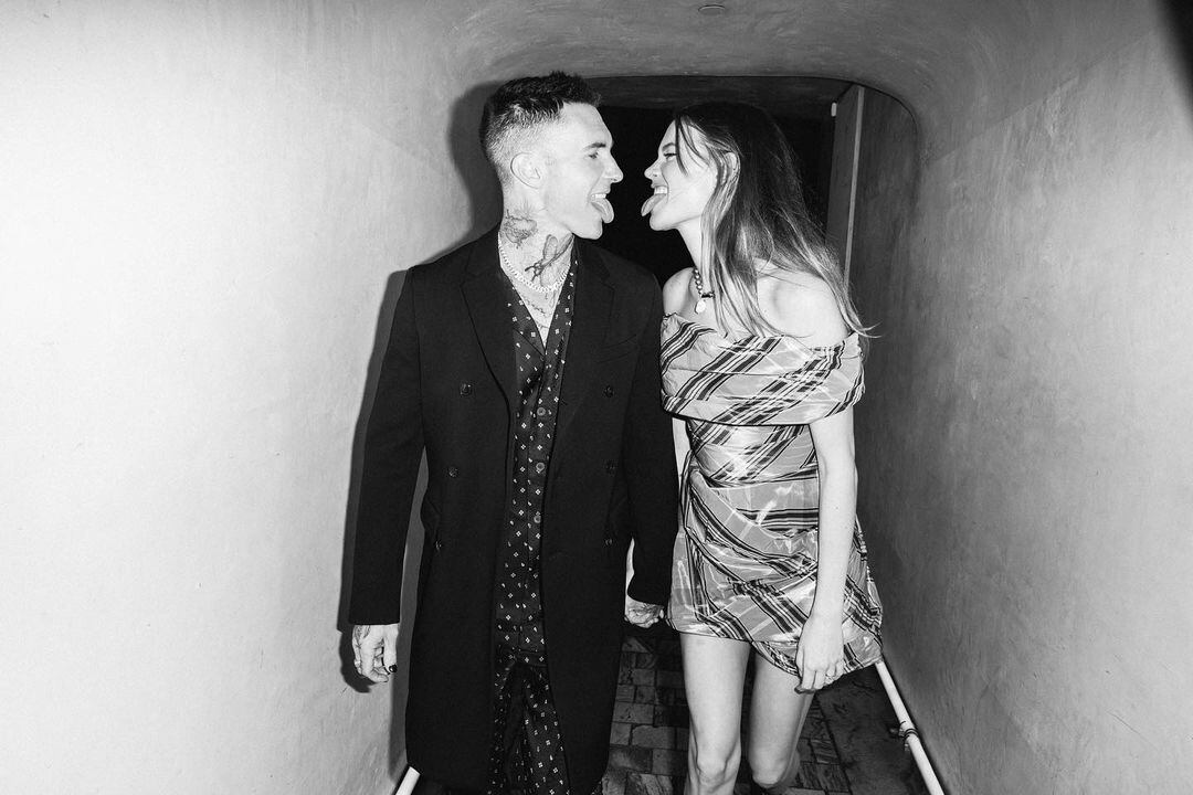 Behati Prinsloo y Adam Levine