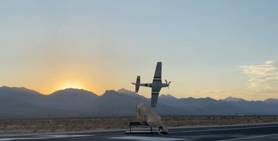Lady Gaga demuestra que sí grabó con un avión su video de 'Hold My Hand'