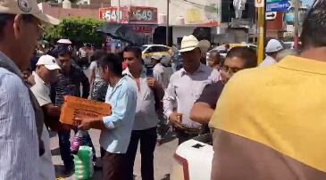 Entregan pizza en evento de Adán Augusto López