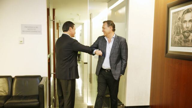 Senadores saludándose