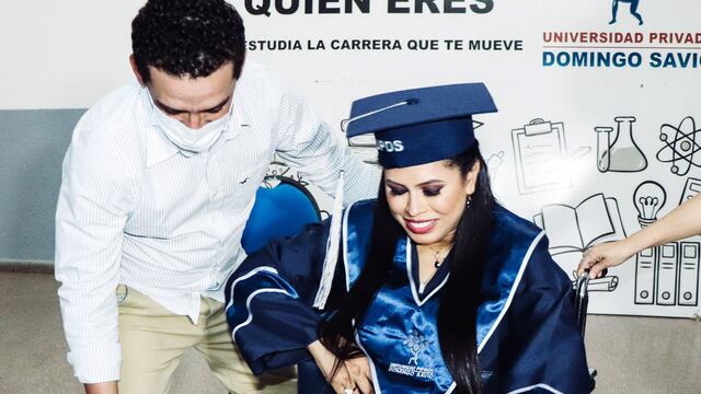 Mujer embarazada rompe fuente en su ceremonia de graduación