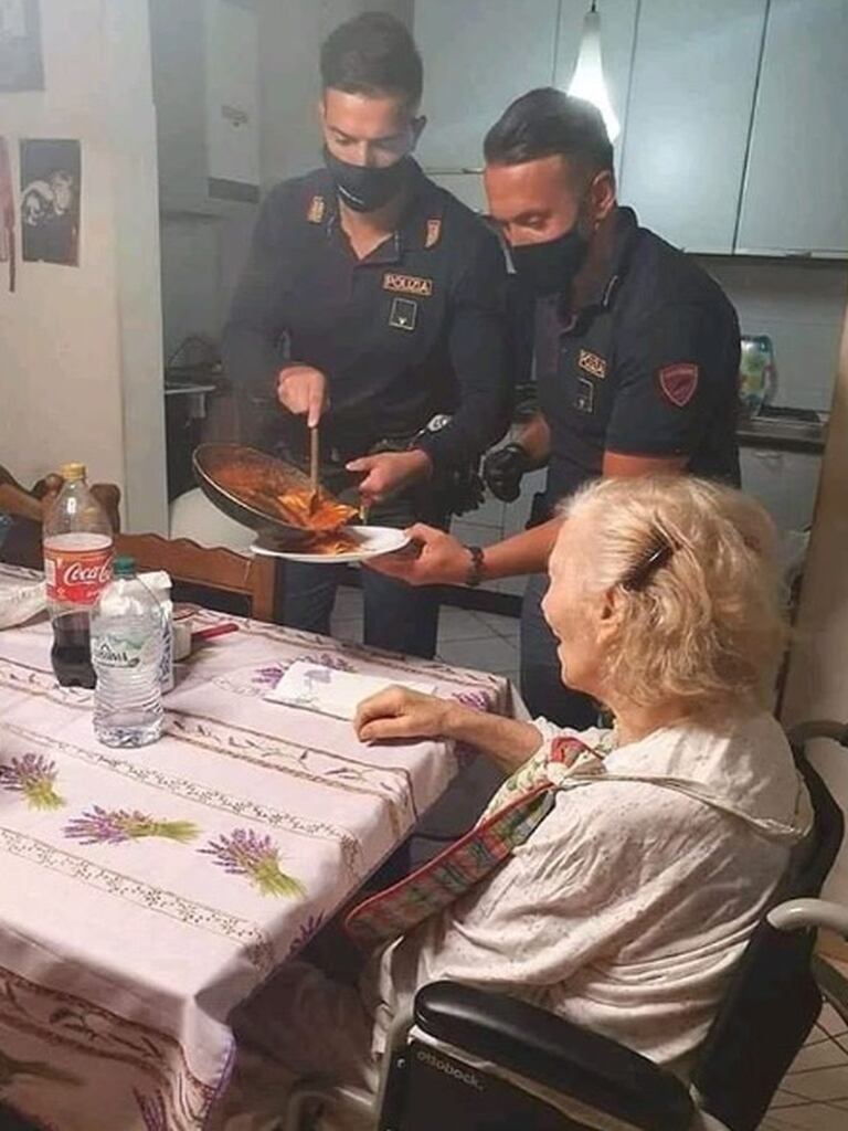 Policías cocinando