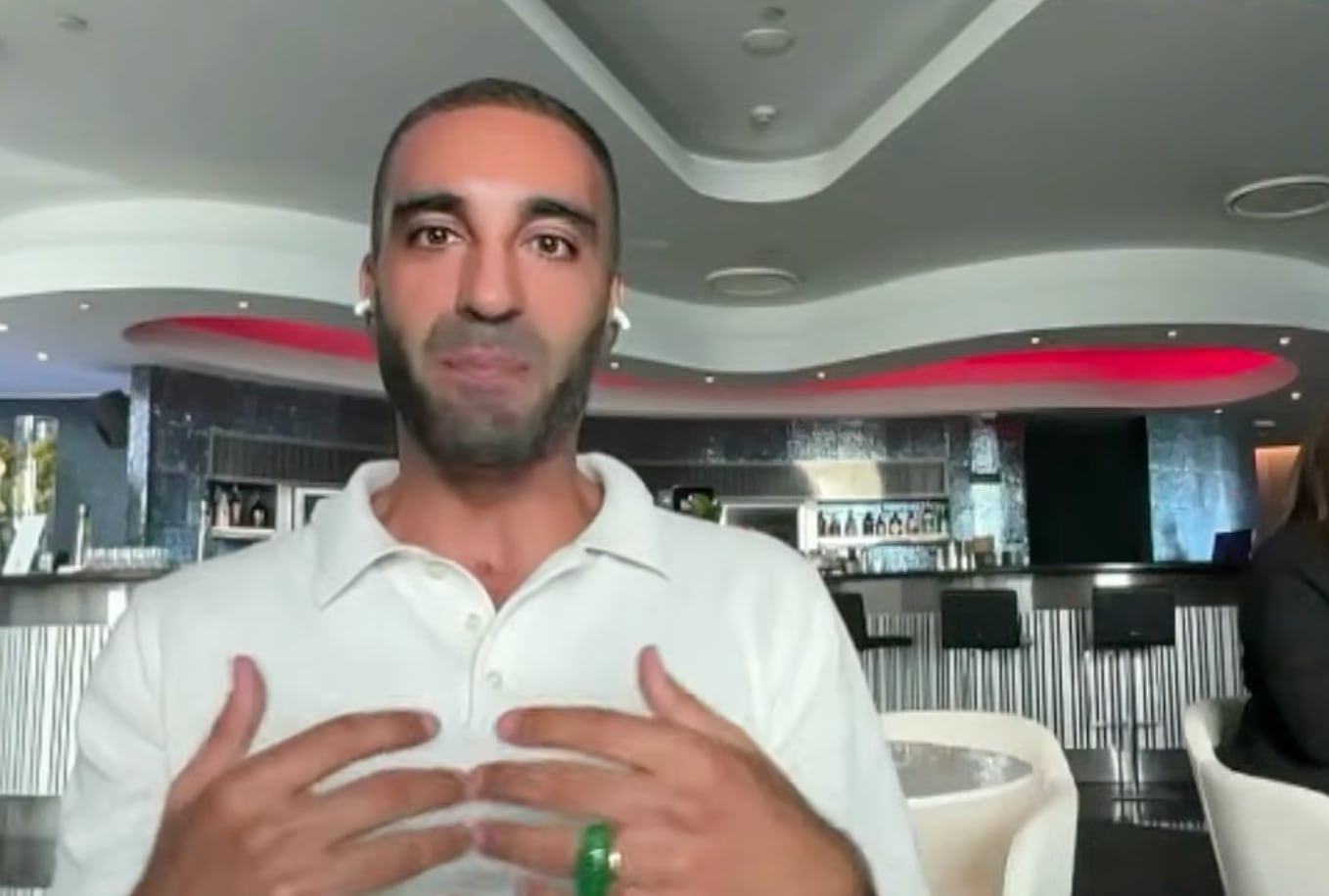 Sin querer, Simón Levy exhibió estar en el Hotel Myriad de Lisboa en Portugal