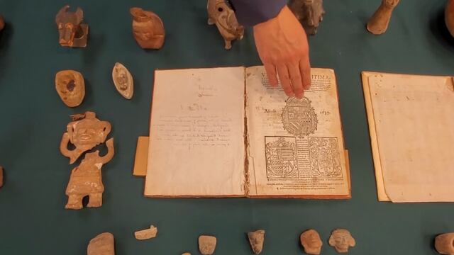 Piezas arqueológicas y libros del siglo XVII recuperados por el consulado de México