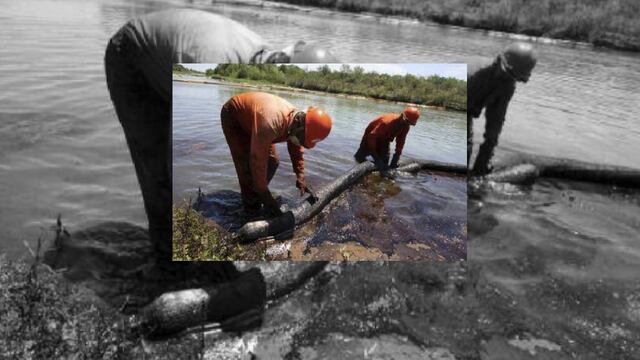 Trabajadores de Pemex en el río donde se derramó el combustible.