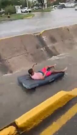 Hombre es tragado por coladera al estar jugando en la inundación