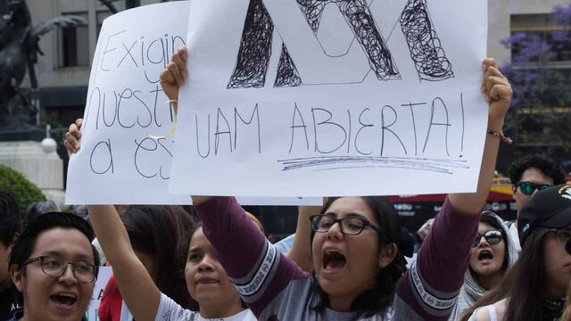 Su sindicato, el Situam, ya inició un plantón indefinido en el Zócalo en demanda de que sea el gobierno federal el que resuelva el caso.