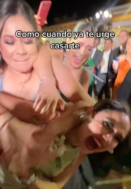 Pelea por el ramo de novia