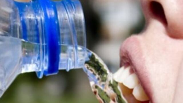 Las embotelladoras no solamente usan sus concesiones de agua para la elaboración de refrescos, también el líquido es utilizado para embotellarlo directamente o después de un leve tratamiento y hacer un gran negocio,