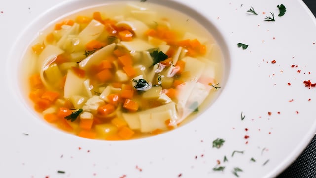 Caldo de pollo casero.