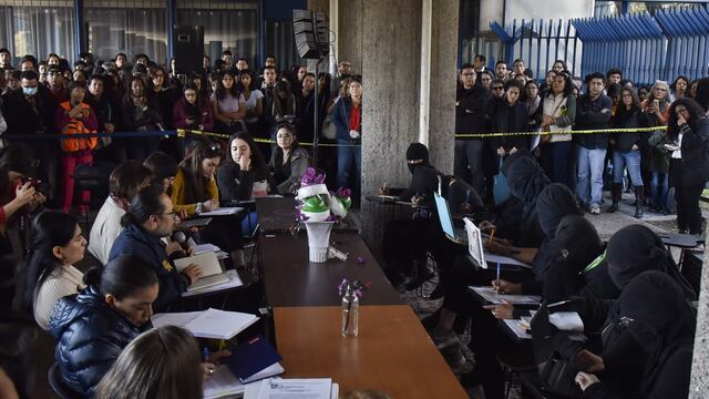 Mesa de diálogo en la FFyL.