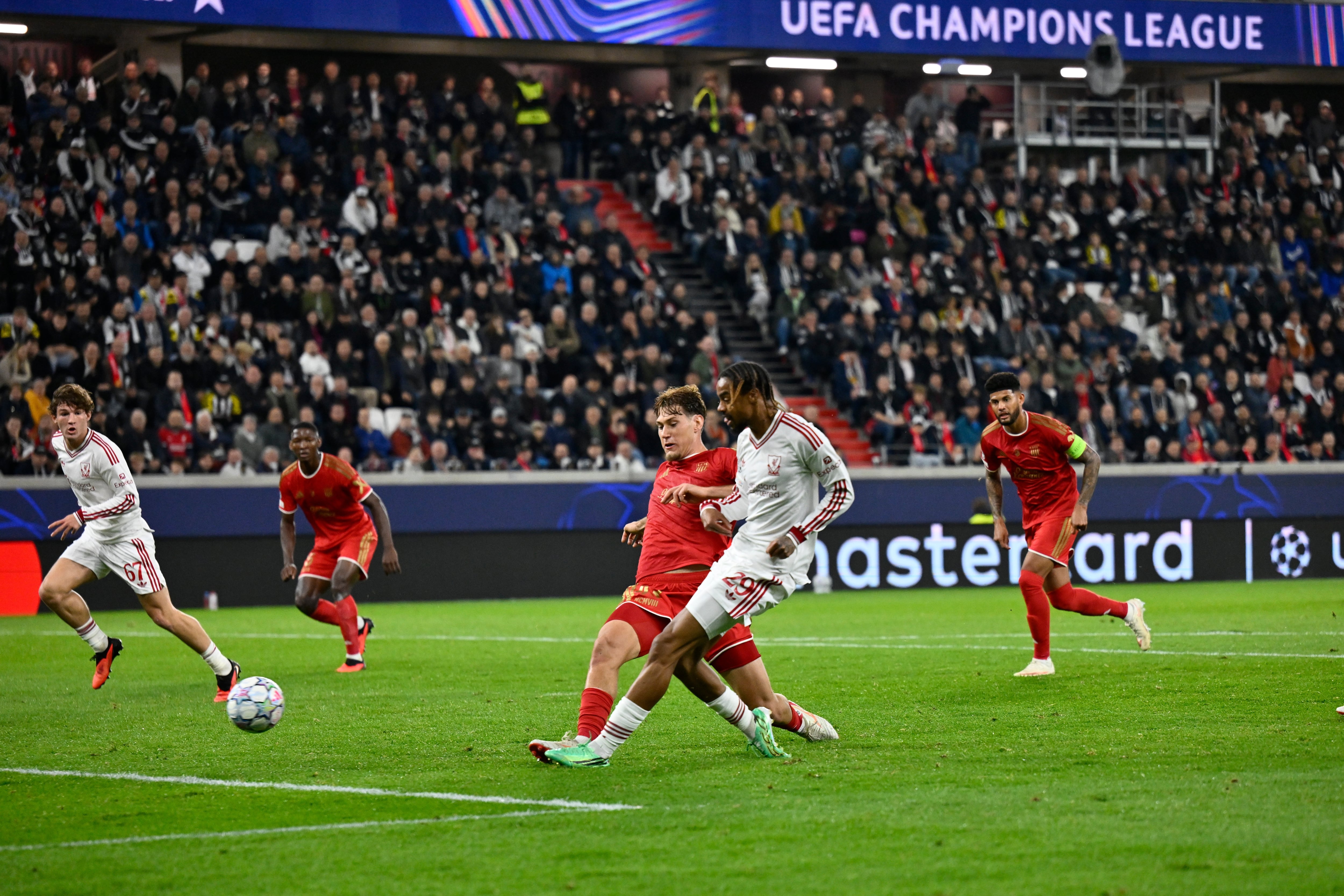 Liverpool no tuvo piedad de su rival austriaco