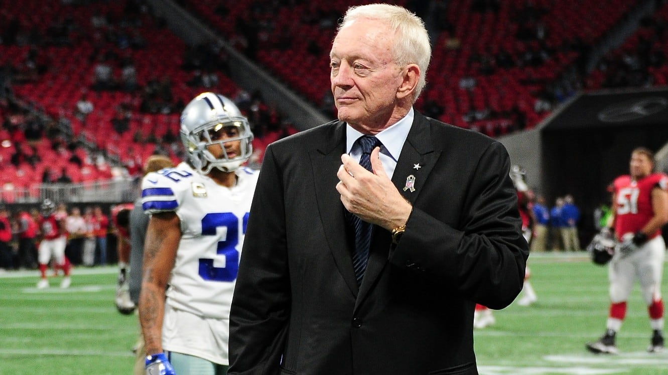 Jerry Jones previo a un partido.