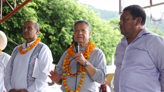 Julio Menchaca supervisa ayuda comunitaria en los municipios de Xochiatipan, Huautla y Atlapexco.