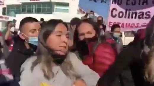 Manifestante que agredió a ayudante de AMLO dice que la andan buscando