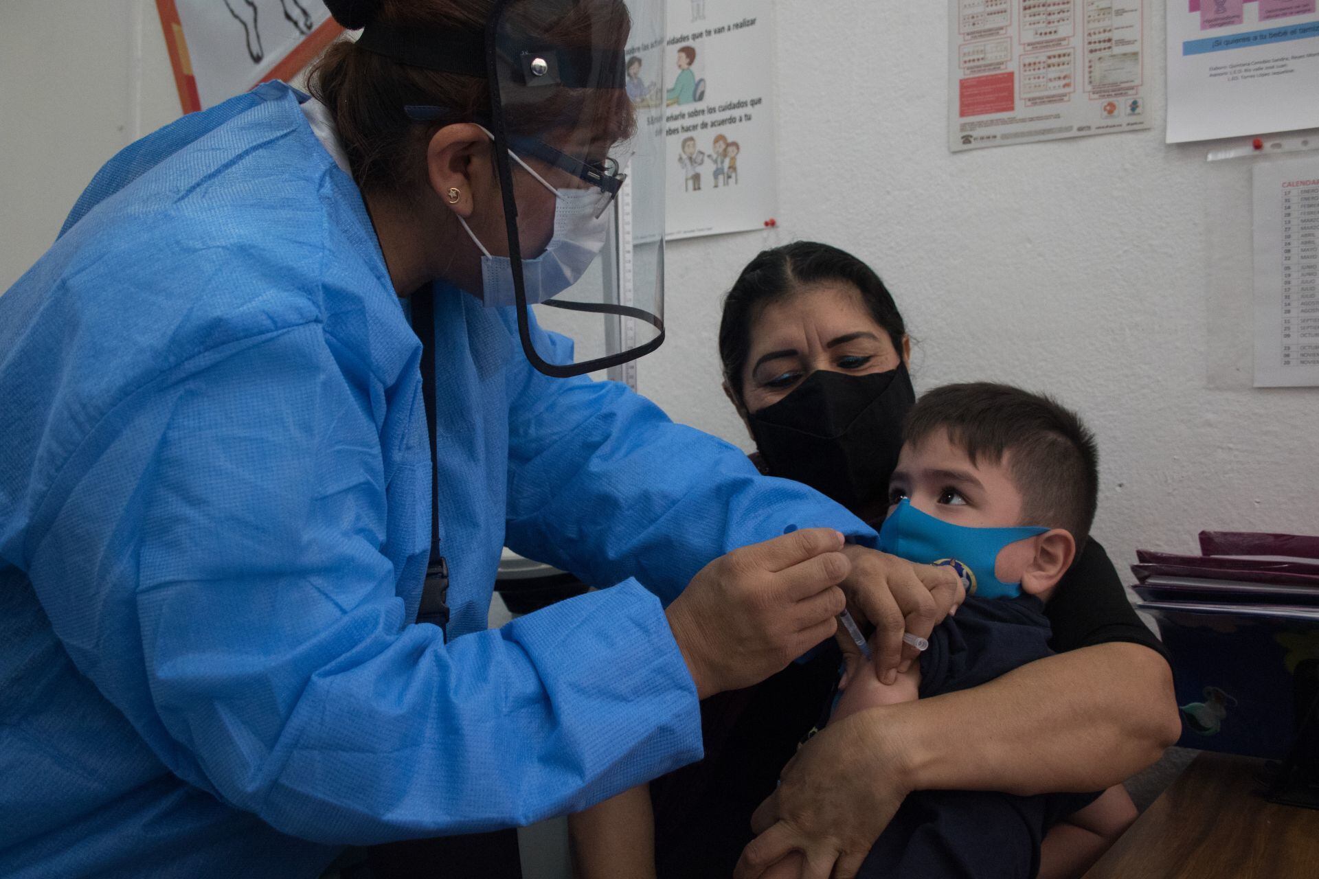 Vacunación a niño
