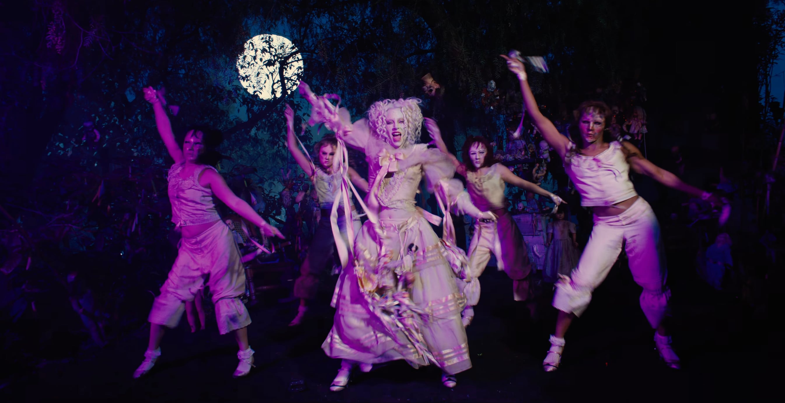 The Dead Dance: Letra en español de canción de Lady Gaga para Merlina de Netflix con video en YouTube grabado en Xochimilco por Tim Burton